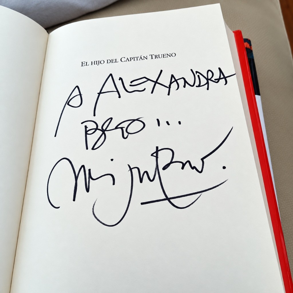 Dedicatoria manuscrita de Miguel Bosé: A Alexandra, Beso… Miguel Bosé, en la primera página de El hijo del Capitán Trueno