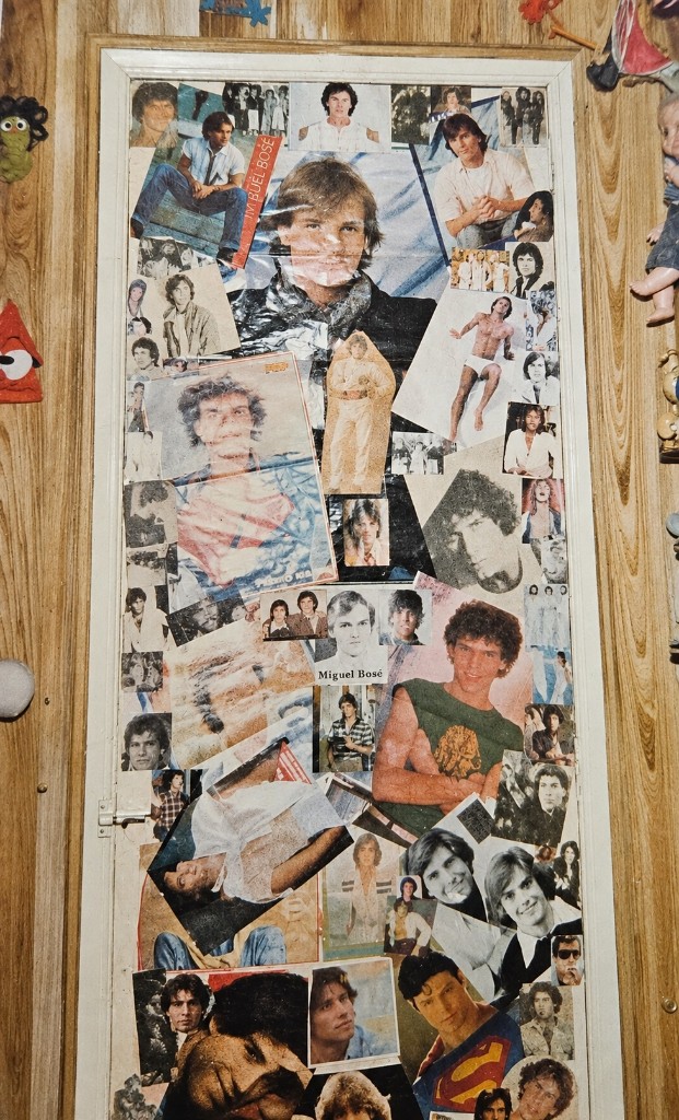 Puerta del closet empapelada con posters de Miguel Bosé y otros ídolos de los años 80
