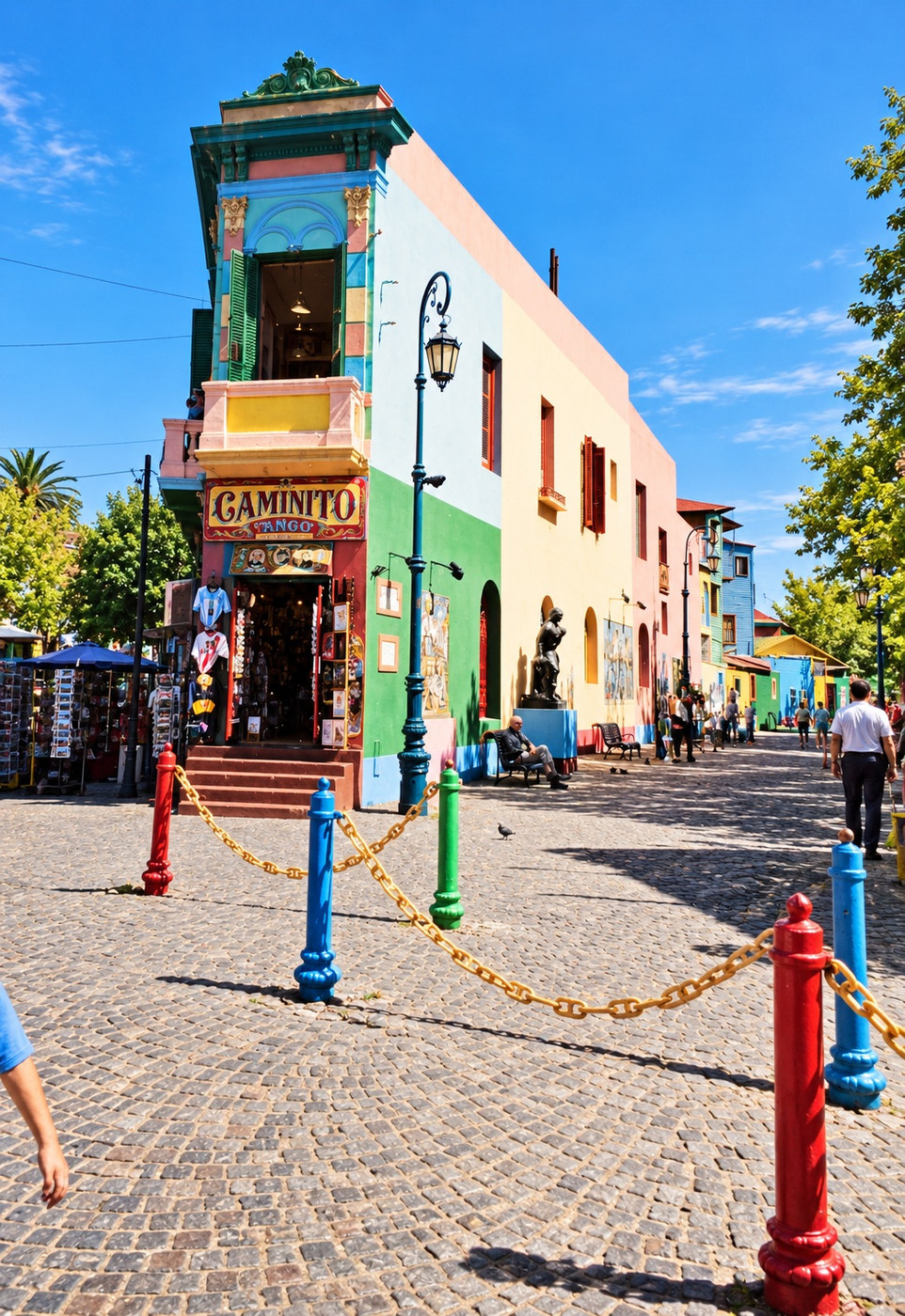 Esquina de Caminito en La Boca: el edificio de colores, el letrero de tango y el empedrado