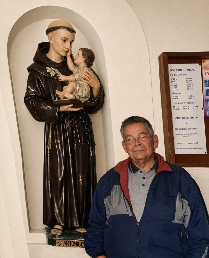 El padre de Alexandra junto a la estatua de San Antonio de Padua en la parroquia de Fosca