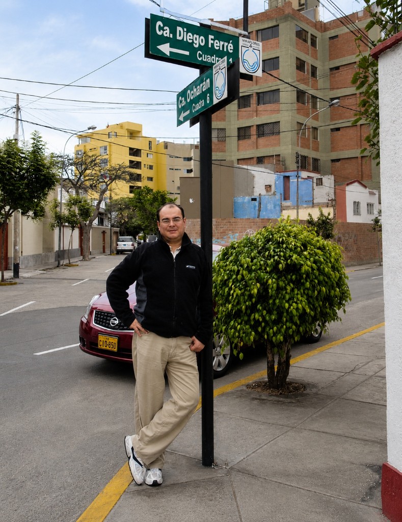 Jairo en la esquina de la calle Diego Ferré y la calle Ocharán, en el distrito de Miraflores, Lima