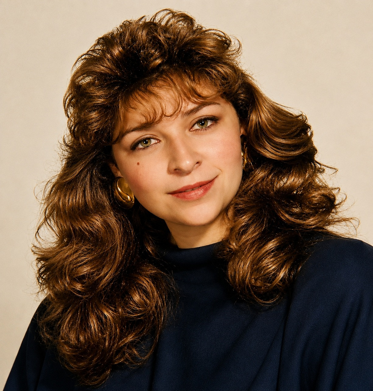 Retrato de Alexandra adolescente, sonriendo con blusa azul claro