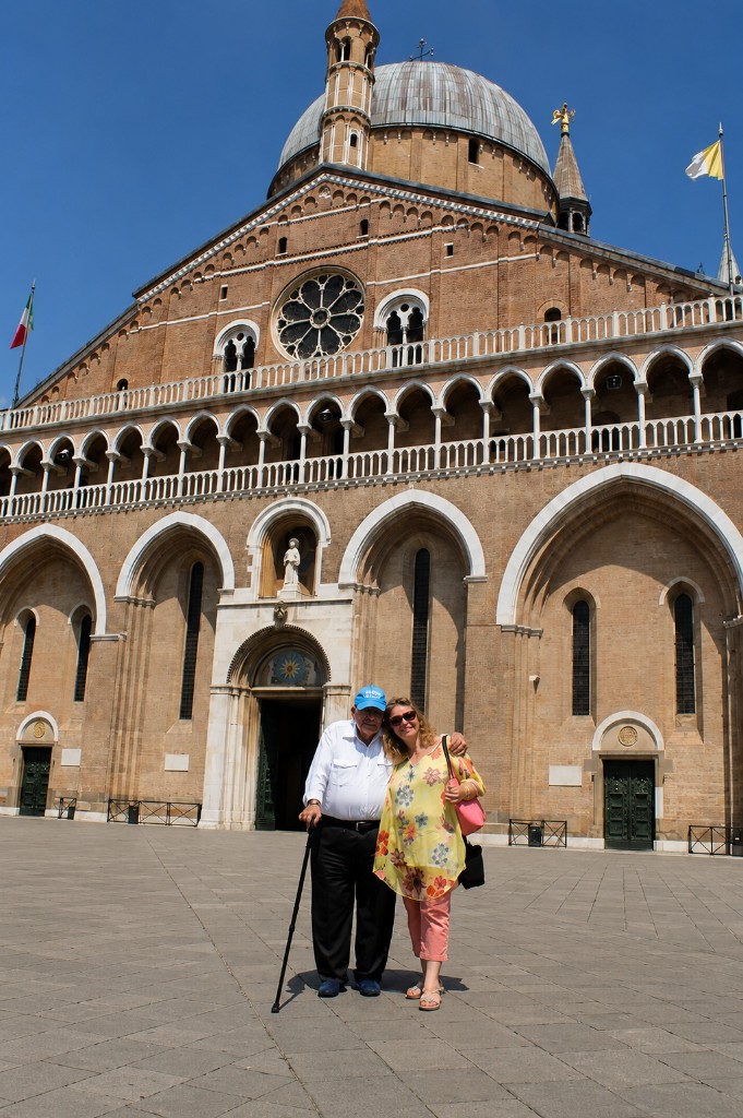 Alexandra y su padre frente a la Basílica de San Antonio de Padua