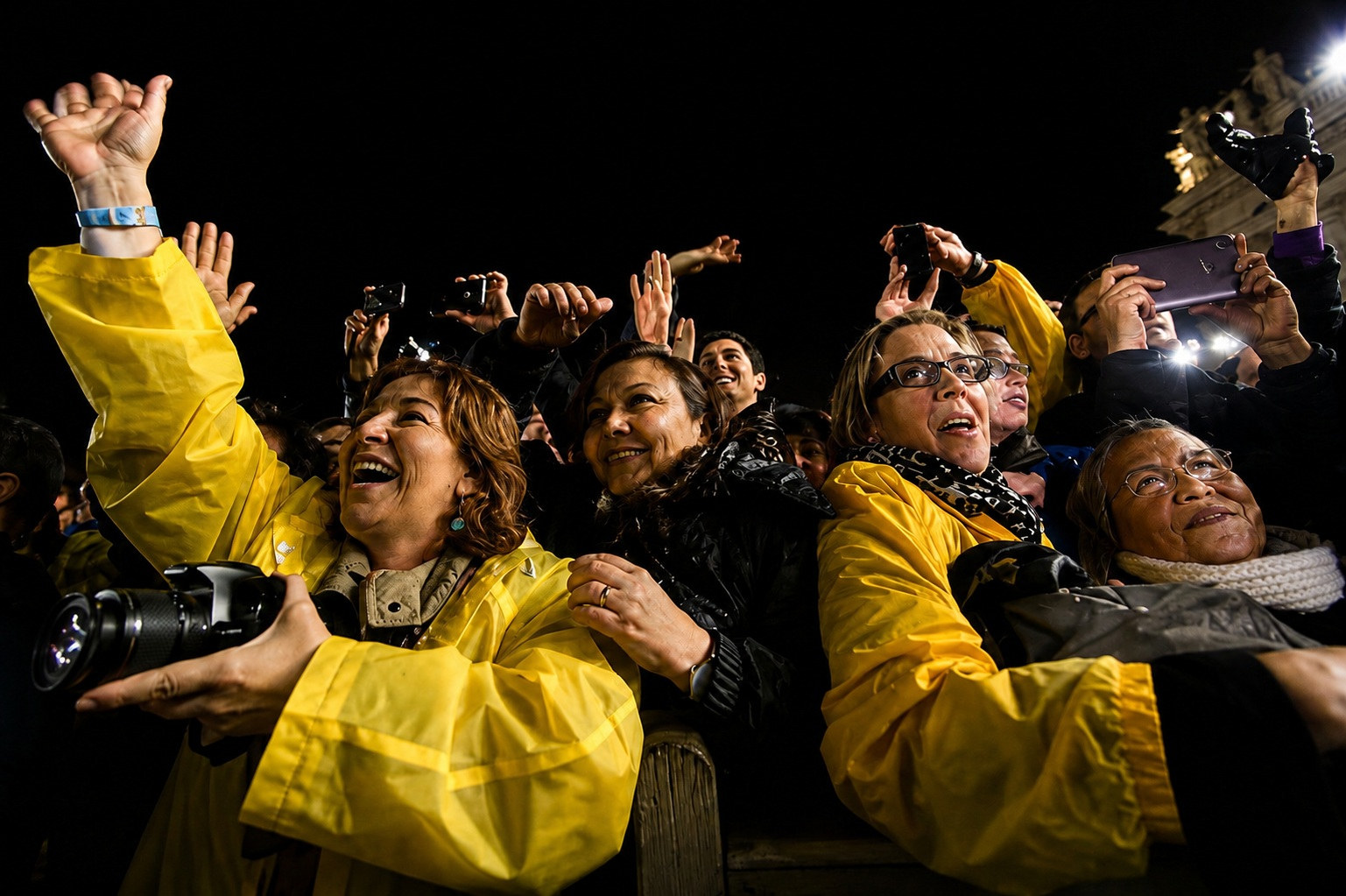 Multitud en júbilo en la Plaza de San Pedro durante el saludo al Papa Francisco