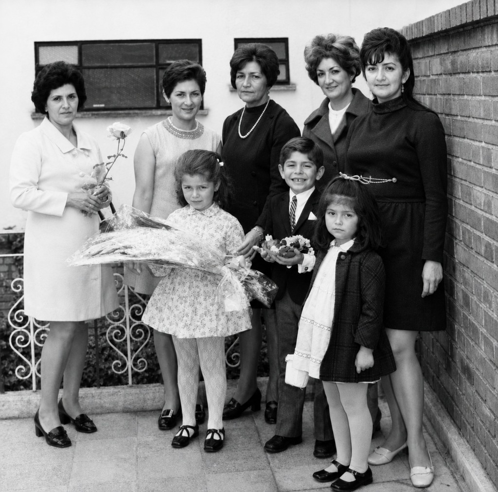 Fotografía grupal del reinado escolar de 1971: las mujeres adultas detrás y, delante, Alexandra con el ramo, Samuel de edecán y la hermana pequeña