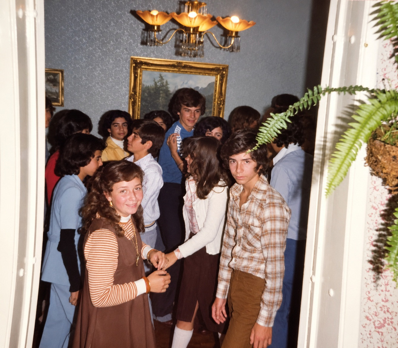 Fiesta de los doce años, 1977: un grupo de jóvenes reunidos en el salón de la casa