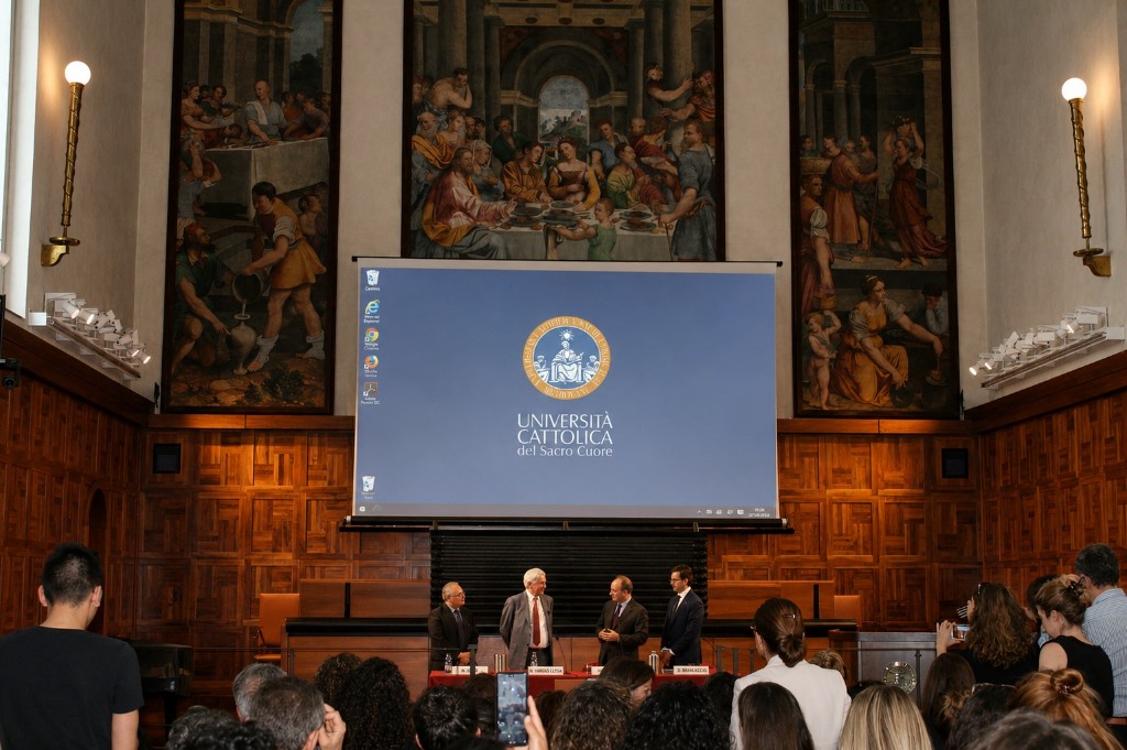 Mario Vargas Llosa en el aula magna de la Università Cattolica del Sacro Cuore durante la conferencia La vida y los libros
